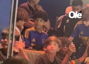 观摩学习⚽梅西儿子蒂亚戈与青训队友一起观看博卡比赛