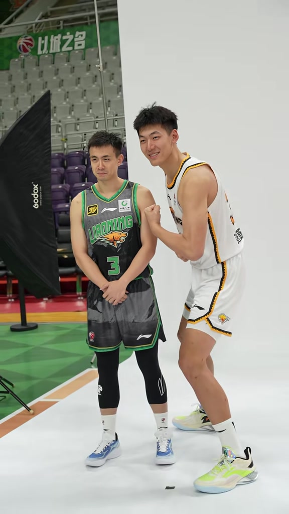辽宁官方晒定妆照花絮:大韩&二哥C位领衔 张陈治锋疯狂秀肌肉
