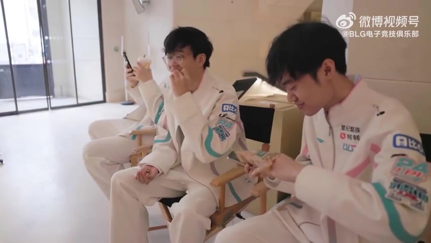 BLG分享淘汰赛花絮Vlog：众人在休息室内指导Bin出场扔外套姿势