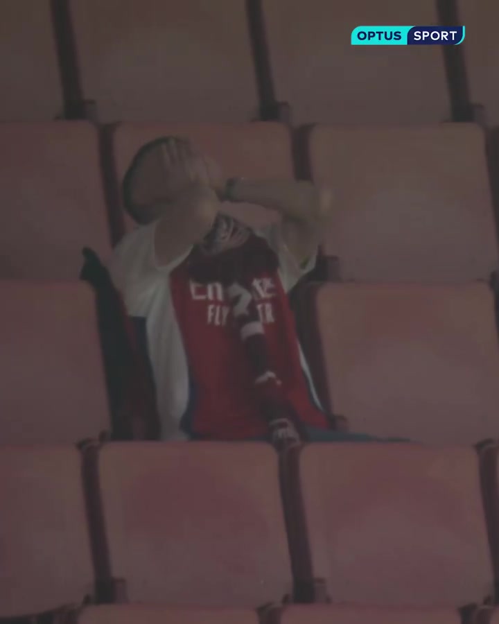 心碎💔主场战平维拉,一枪迷在现场崩溃,捶打座位&大叫发泄